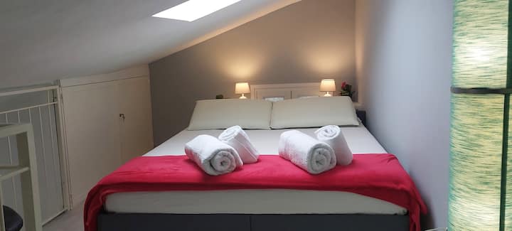 سرير كوين في الشقة العلوية