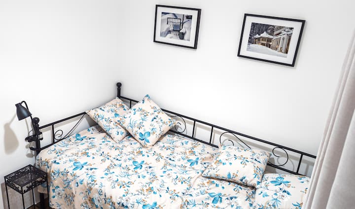 חדר שינה עם מיטת יחיד (1.90 מ' x 0.90 מ') למעלה.