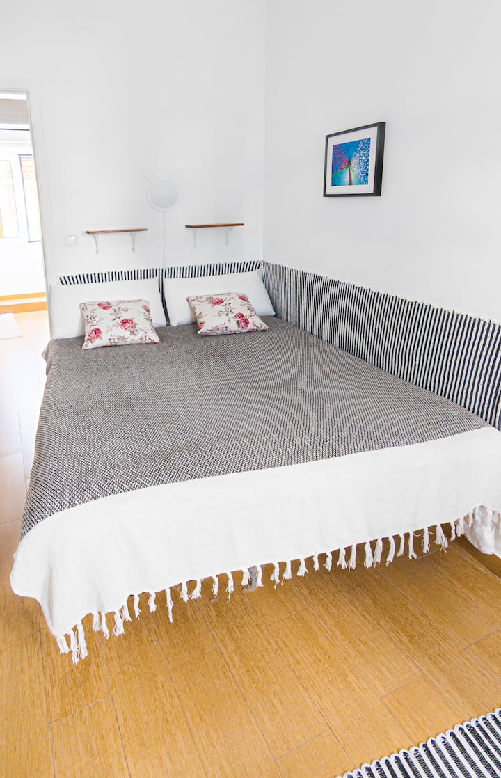 חדר שינה שני עם מיטה זוגית (1.90 מ' x 1.40 מ')