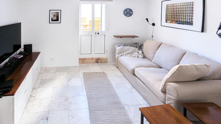 ספה נוחה ל -4 אנשים להירגע או לצפות בסרטים.