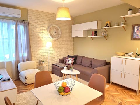 Top performing Airbnb: City Centre Apartment • 5 Min to the Beach in Одесос