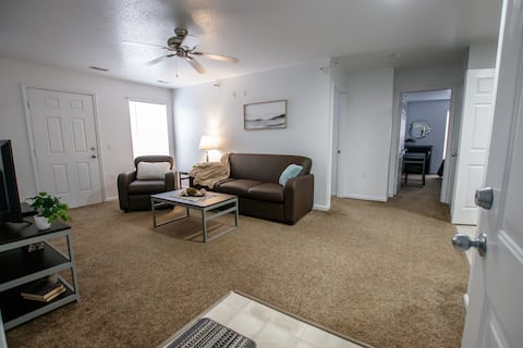 Upstairs 2-bed 2-bath Near CMU