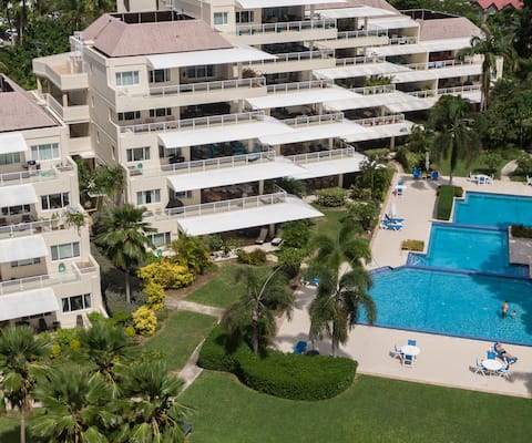 Stylish Condo with direct access to pool & beach