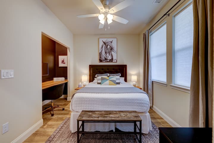 Chumba cha 4 cha kulala - Kitanda aina ya Queen Sleep Number kilicho na televisheni mahiri na kona ya ofisi.