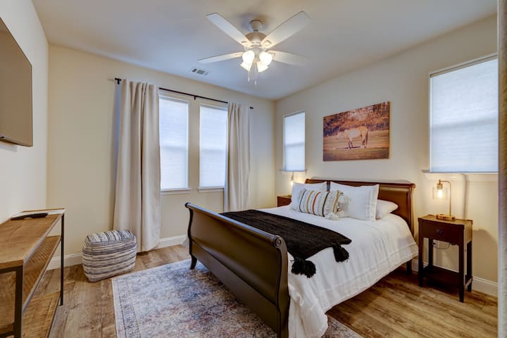 Chumba cha 3 cha kulala - Kitanda cha malkia kinachoweza kurekebishwa chenye 55" LG Smart TV.