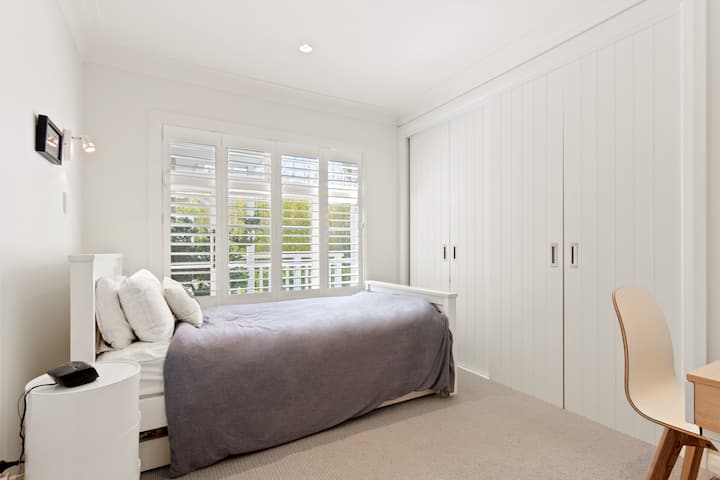 Спалня с суперголямо двойно легло и сгъваемо легло под нея