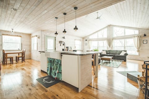 Modern, lovely & cozy cabin 5 mins from the lake