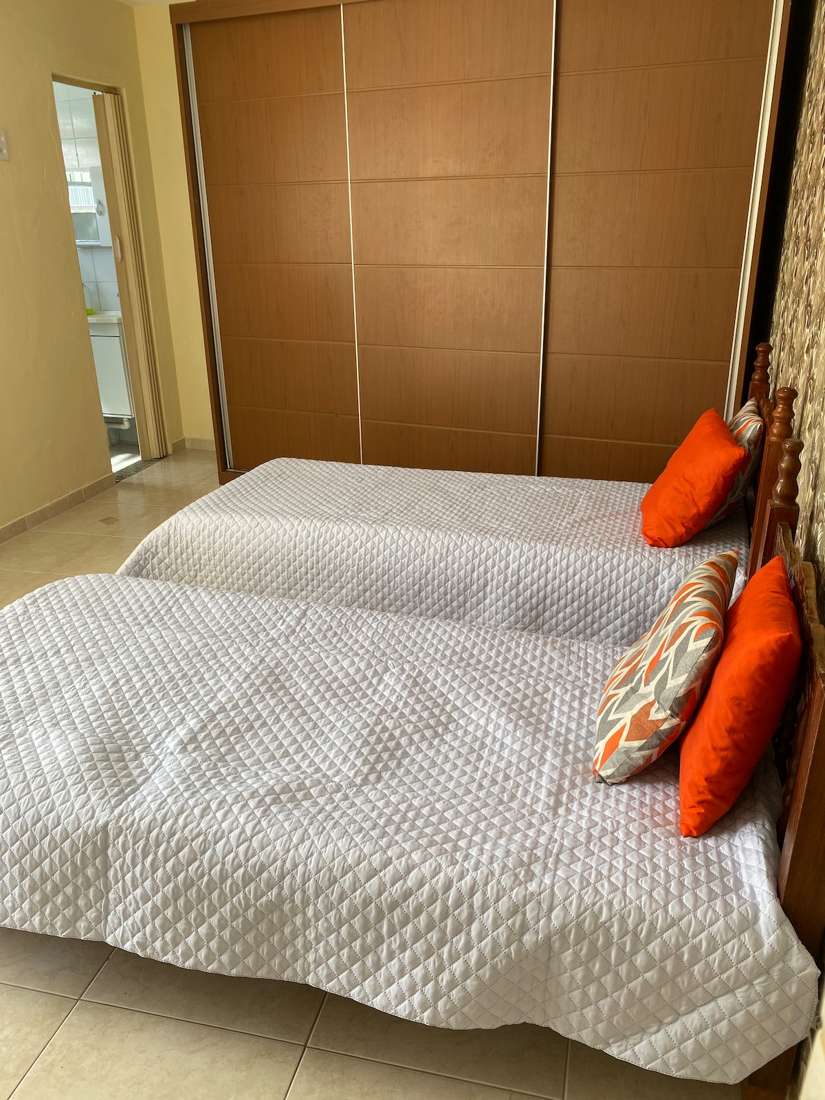 Стая 3 със самостоятелен апартамент