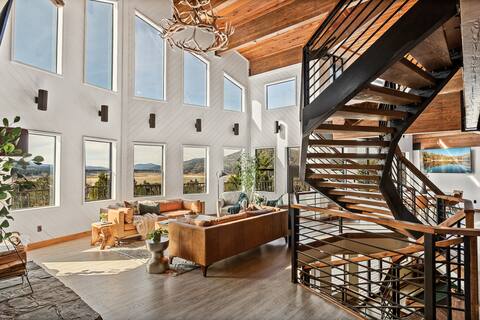 Steel Pine Lodge + As Seen On TV! Views!