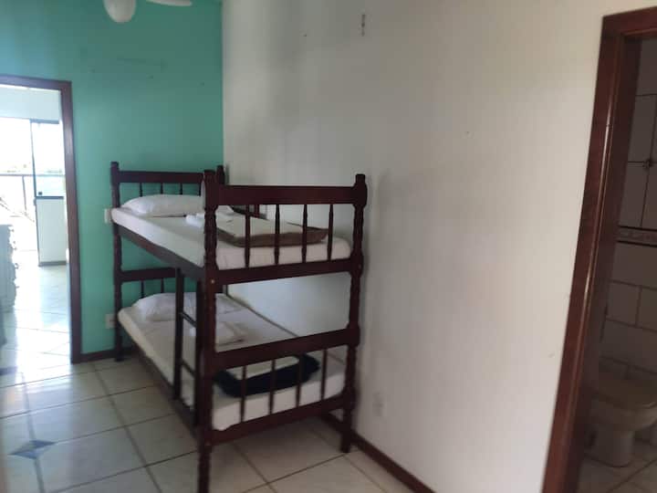 سرير بطابقين ملحق بغرفة نوم الطابق الأرضي. جيد لأطفال الزوجين الذين يقيمون في جناح بالطابق الأرضي.