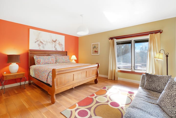 Camera da letto principale inferiore con letto king-size e bagno interno