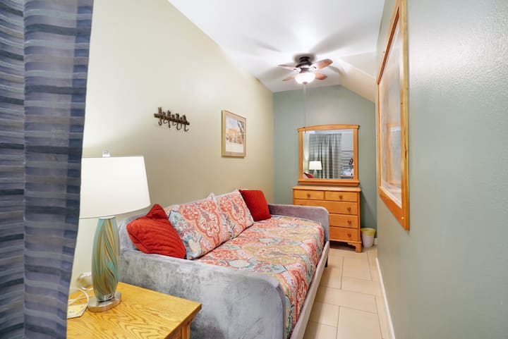 La nostra mini camera "ad angolo" che può ospitare 1 su un comodo divano letto singolo.  