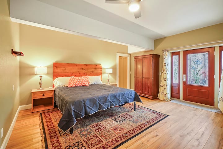 Camera superiore con letto matrimoniale grande, con accesso diretto alla serra