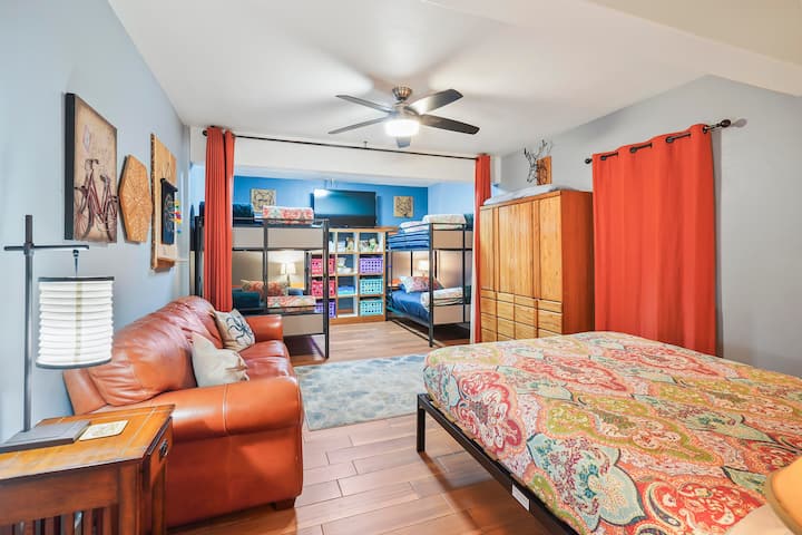 La "camera a castello" - 1 letto matrimoniale, un comodo divano, un set di letti a castello a due piazze e una serie di letti a due piazze!  E un SACCO di giocattoli per i bambini! 