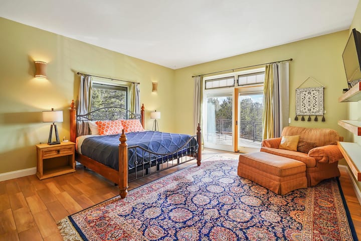 Camera da letto principale superiore. Letto king-size e ampio bagno interno open space