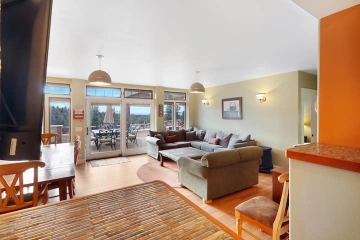 Sala grande inferiore con tanti posti a sedere e comoda zona relax