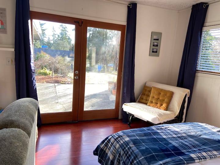 Френските врати създават много светлина. Но тъмните завеси могат да бъдат дръпнати за сянката и спането. 