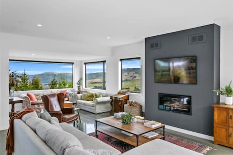 Peaceful Luxury Retreat with Lake Views & Spa Pool