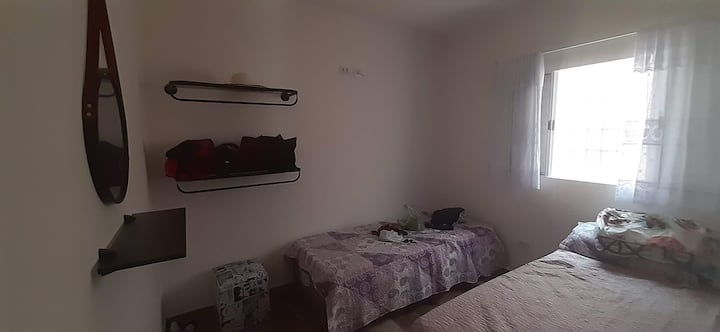 Izba s 1 manželskou posteľou a 1 samostatným lôžkom. Obs. COM TV na parede.