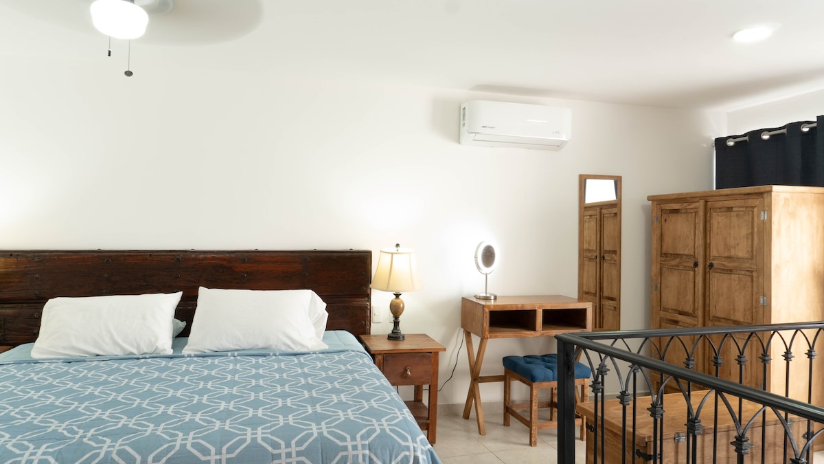 Chumba cha kulala cha ghorofa ya juu na AC / Chumba cha kulala kwenye ghorofa ya juu na AC