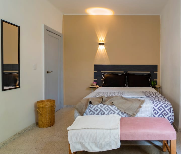 Habitación principal (H1), con baño privado conectado dentro de la recámara.