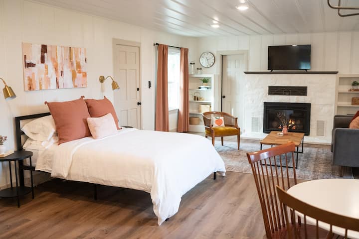 Cozy studio in Old Town Clovis - THE PEACH SUITE