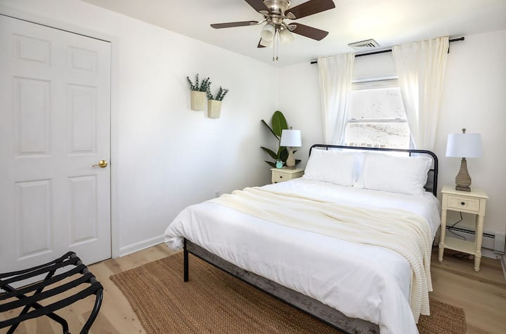 Dormitorio 1: cama tamaño queen y armario