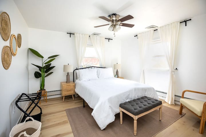 Dormitorio 2 - Cama tamaño queen con armario