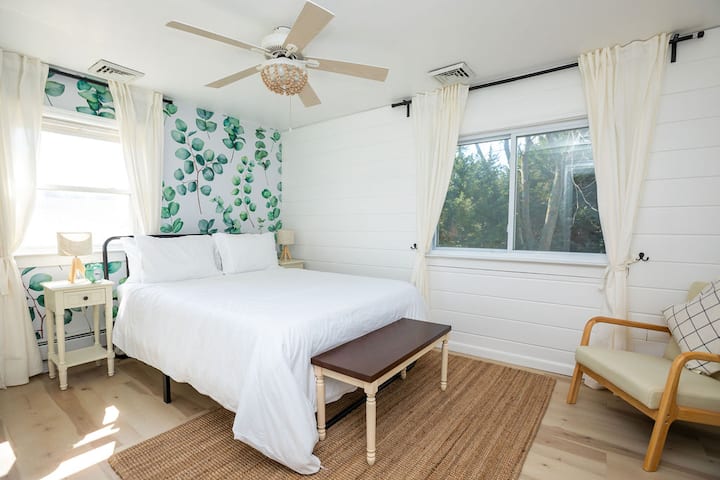 Dormitorio 3 con una vista maravillosa del patio trasero