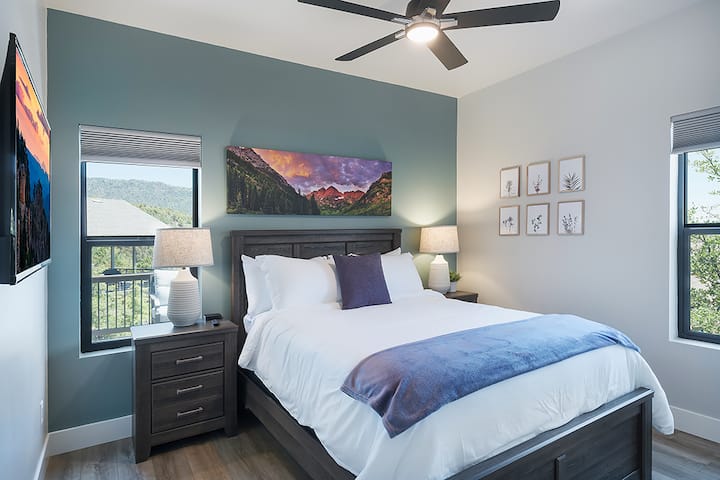 Oddýchnite si v tejto útulnej spálni s luxusnou manželskou posteľou Queen, nočnými stolíkmi, dostatočným úložným priestorom so šatníkom a komodou a 42-palcovou LCD televízorom Roku. Zažite pohodlie, funkčnosť a štýl skutočne nezabudnuteľný pobyt.