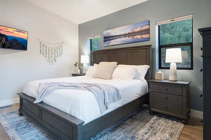 Zažite luxus v tejto hlavnej spálni s manželskou posteľou, nočnými stolíkmi, komorou, priestorom v skrini, 42-palcovou LCD televíziou Roku a vlastnou kúpeľňou s elegantnou sprchou. Oddýchnite si štýlovo pre nezabudnuteľný pobyt.