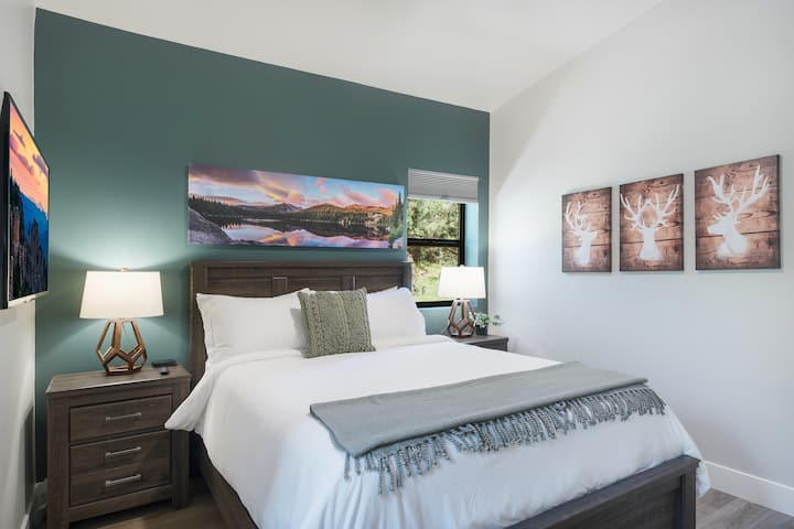 Oddýchnite si v tejto útulnej spálni s luxusnou manželskou posteľou Queen, nočnými stolíkmi, dostatočným priestorom v skrini a 42-palcovým LCD televízorom Roku. Zažite pohodlie, funkčnosť a štýl skutočne nezabudnuteľný pobyt.
