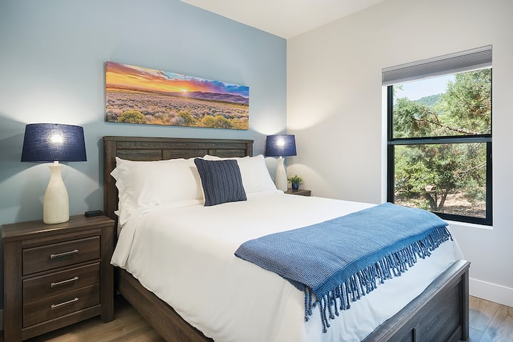 Oddýchnite si alebo si doprajte prácu v tejto príjemnej spálni s manželskou posteľou, nočnými stolíkmi, šatníkom, komorou, pracovným stolom a 42-palcovým LCD televízorom Roku. Užite si pohodlie, štýl a pohodlie pre nezabudnuteľný pobyt v tejto útulnej svätyni.