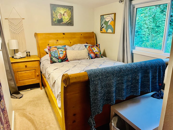 Druga spavaća soba s bračnim krevetom, ormarom za vješanje odjeće i policama s dodatnim dekama. Na policama se nalazi stolica za hranjenje i stolica za hranjenje. To je mala soba, ali može stati na kraj kreveta ako je stol uklonjen.
