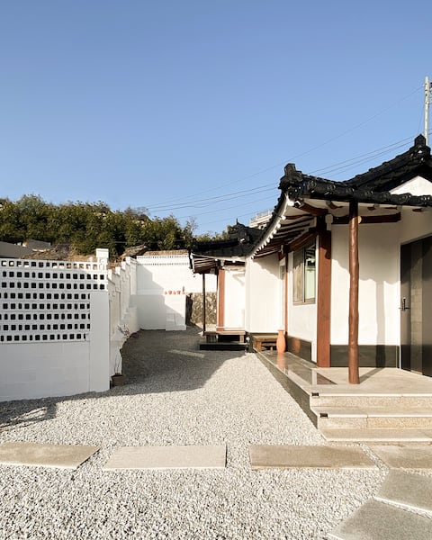 Hanok house and raw silk-barracks-barbecue, fire pit, footbath facility