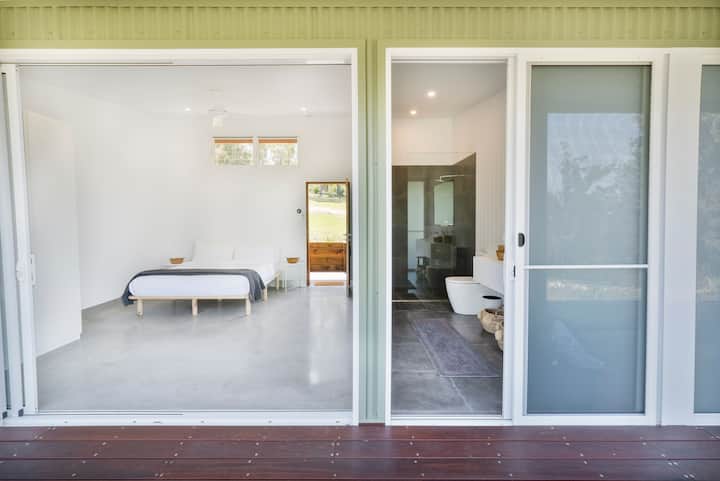 The 3 bedrooms in the southern wing look like this, all have a seperate entrance .