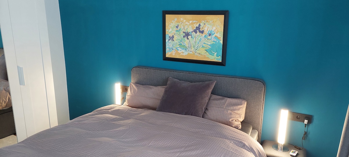 Dhomë gjumi në katin e parë me krevat pranveror me kuti