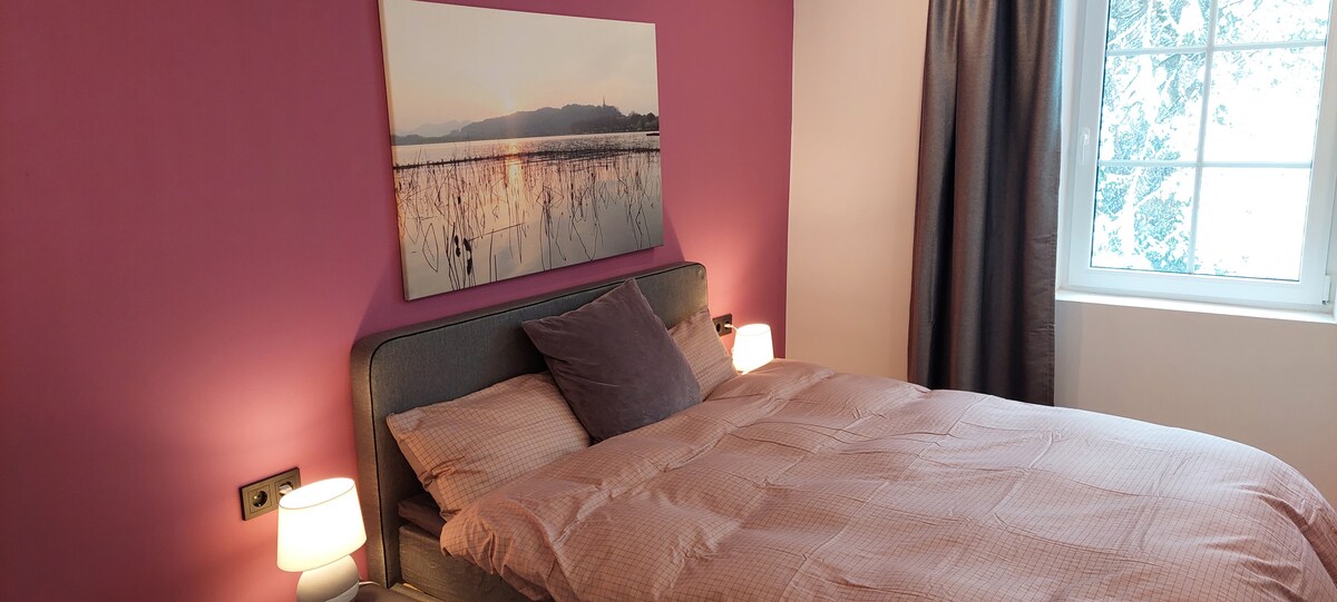 Dhomë gjumi në katin e parë me krevat pranveror me kuti