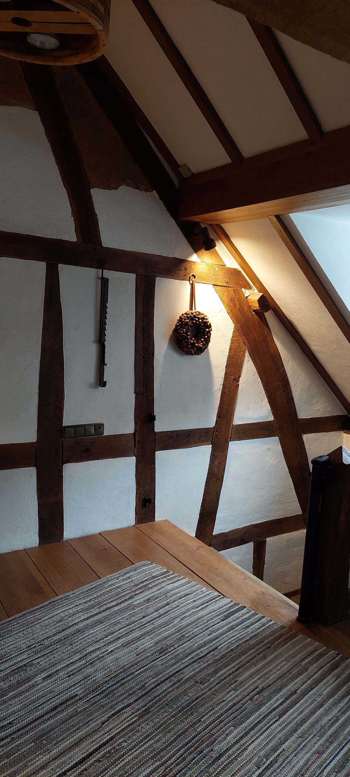 Gjysmë druri i vjetër në zonën e ndenjjes/ngrënies, dalja në dhomën e oxhakut dhe oborri