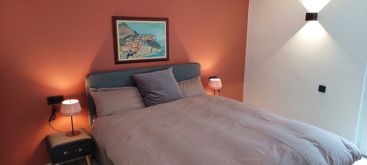 Dhomë gjumi në katin e 2-të me krevat pranveror me kuti