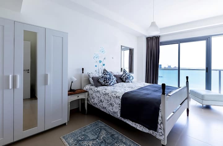 Მთავარი ფლიგელი აღჭურვილია დედოფლის ზომის საწოლითა და უშუქო ფარდებით, რომელიც იდეალურია კარგი ძილისთვის. 