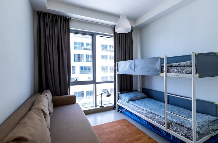 Ორსართულიან საწოლებსა და გამოსაწევ დივანს შორის არჩევანის გაკეთება საჭირო არ არის, ამ მეორე საძინებელში არის ორივე იდეალური ძილისთვის.