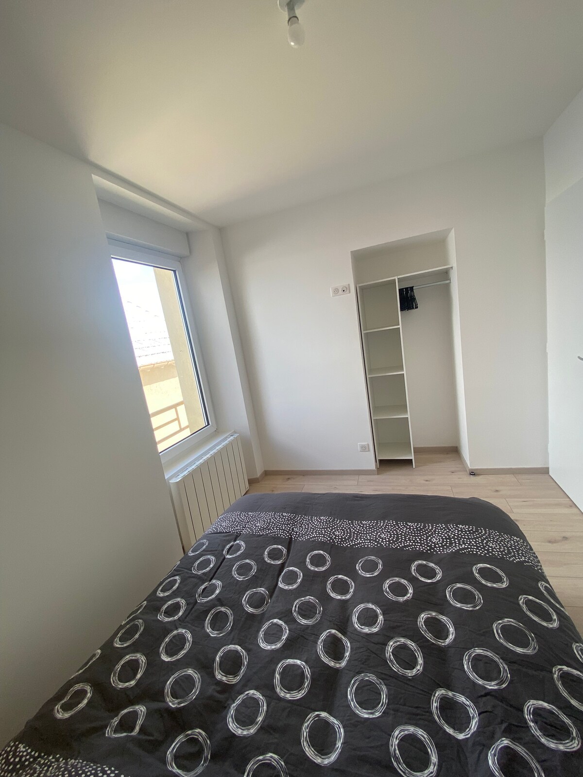 تحتوي غرفة النوم على مخزن مدمج.