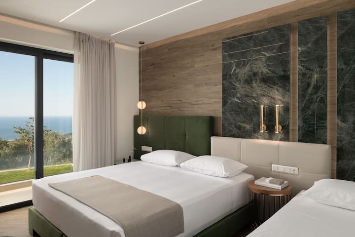 Ground floor bedroom with a 1,80 x 2,00 bed, a single bed 0,90 x 2,00, 28’’ TV and access to the pool terrace.