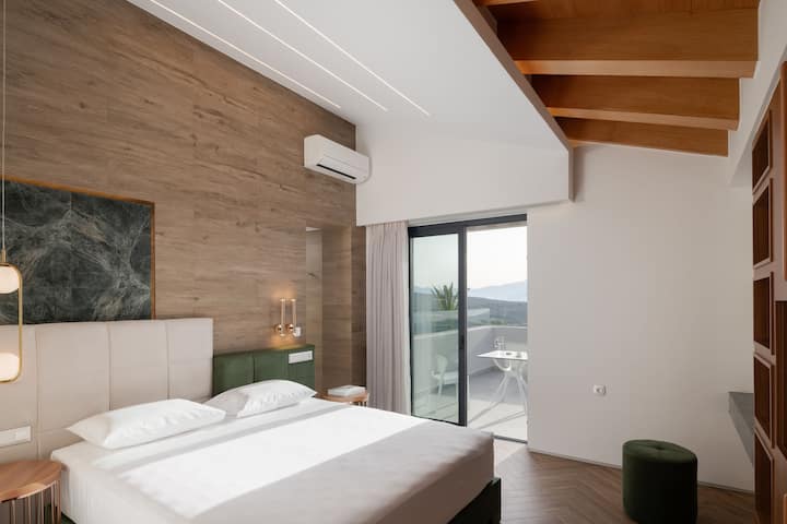 First floor Master bedroom with 1,60 x 2,00, 32’’ smart TV and safe.
