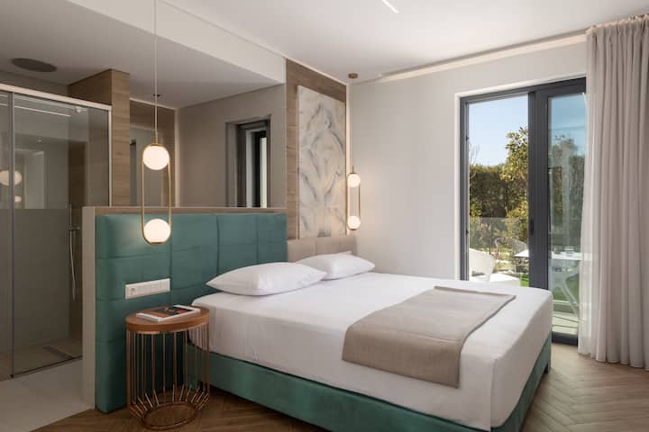 Ground floor bedroom with a 1,80 x 2,00 bed, 32’’ smart TV and access to a private veranda.