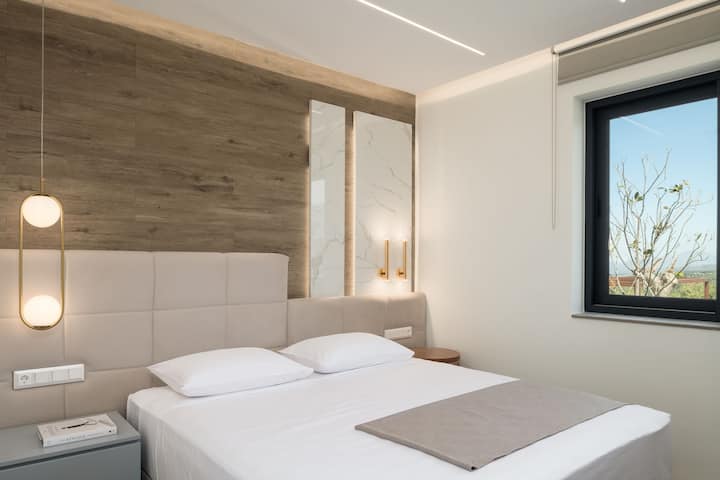 Ground floor bedroom with a 1,80 x 2,00 bed, 24’’ smart TV, wardrobe and view to the garden.