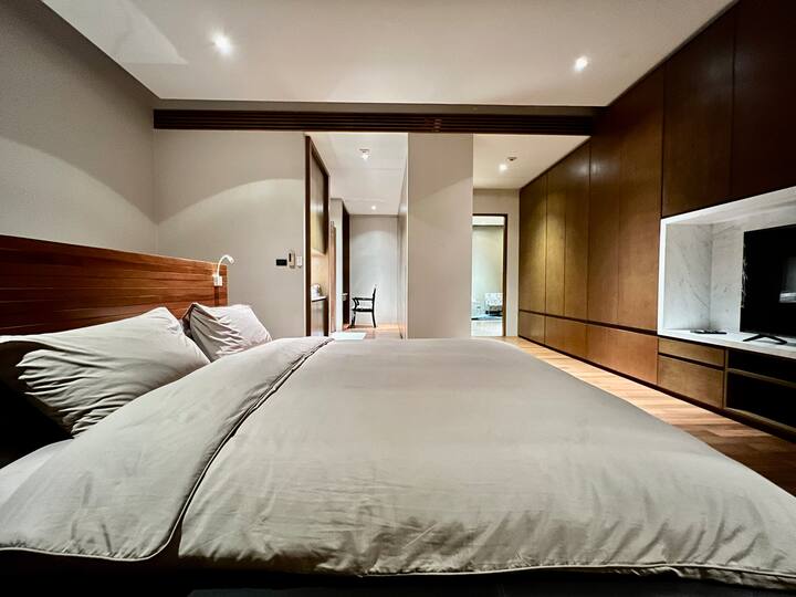 2 Master bedroom on the 3th floor, - king size bed - Jagucci - Television - master bathroom - walk in closet - Air conditioner - Balcony
