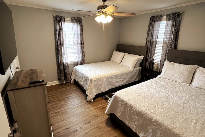 Segundo dormitorio con 2 camas de tamaño completo.