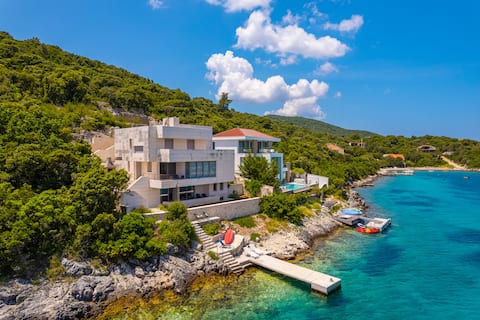 Popular Airbnb listing: Newly Renovated Apartment Avantgarde in Korčula in Žrnovo